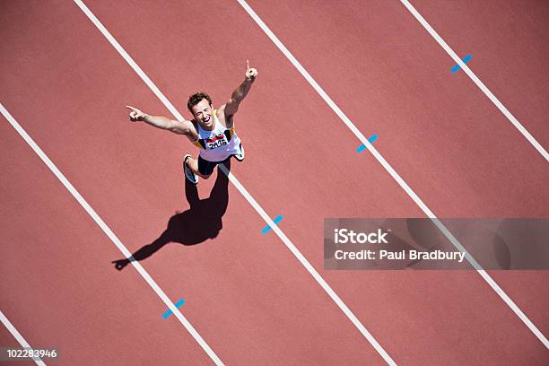 Aclamando On Track Runner Foto de stock y más banco de imágenes de Ganar - Ganar, Deporte, Éxito