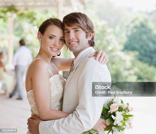 Bride And Groom Hugging Hình ảnh Sẵn có - Tải xuống Hình ảnh Ngay bây giờ - Lễ cưới - Sự kiện kỷ niệm, Nhiếp ảnh - Hình ảnh, Chân dung - Hình ảnh
