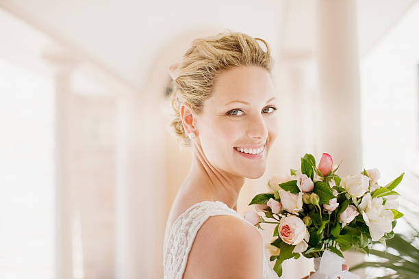 sonriendo novia con ramo - bridal portrait fotografías e imágenes de stock