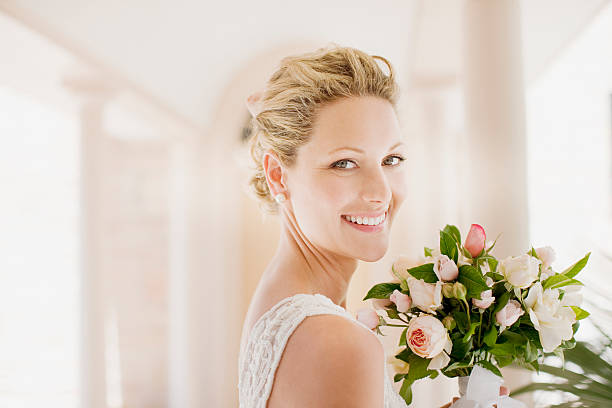 sorridente sposa con bouquet - sposa foto e immagini stock