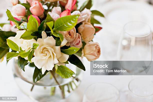 Plano Aproximado De Bouquet De Noiva - Fotografias de stock e mais imagens de Casamento - Casamento, Bouquet, Mesa - Mobília