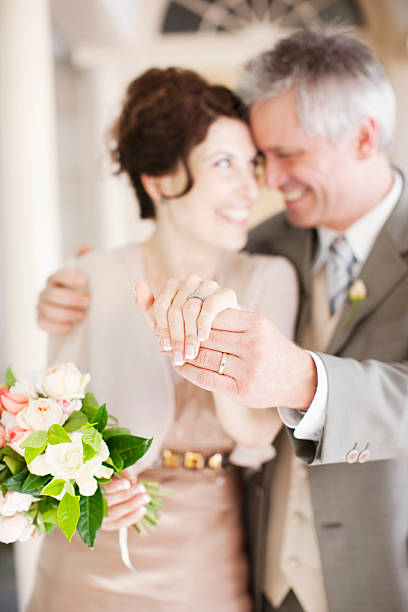 amadureça noiva e noivo com anéis - wedding anticipation togetherness wedding ring imagens e fotografias de stock