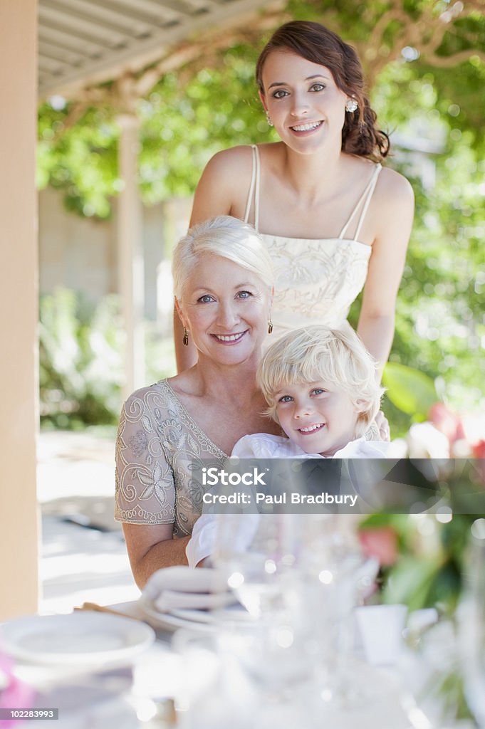 Noiva sorridente com a mãe e para a criança - Royalty-free Casamento Foto de stock