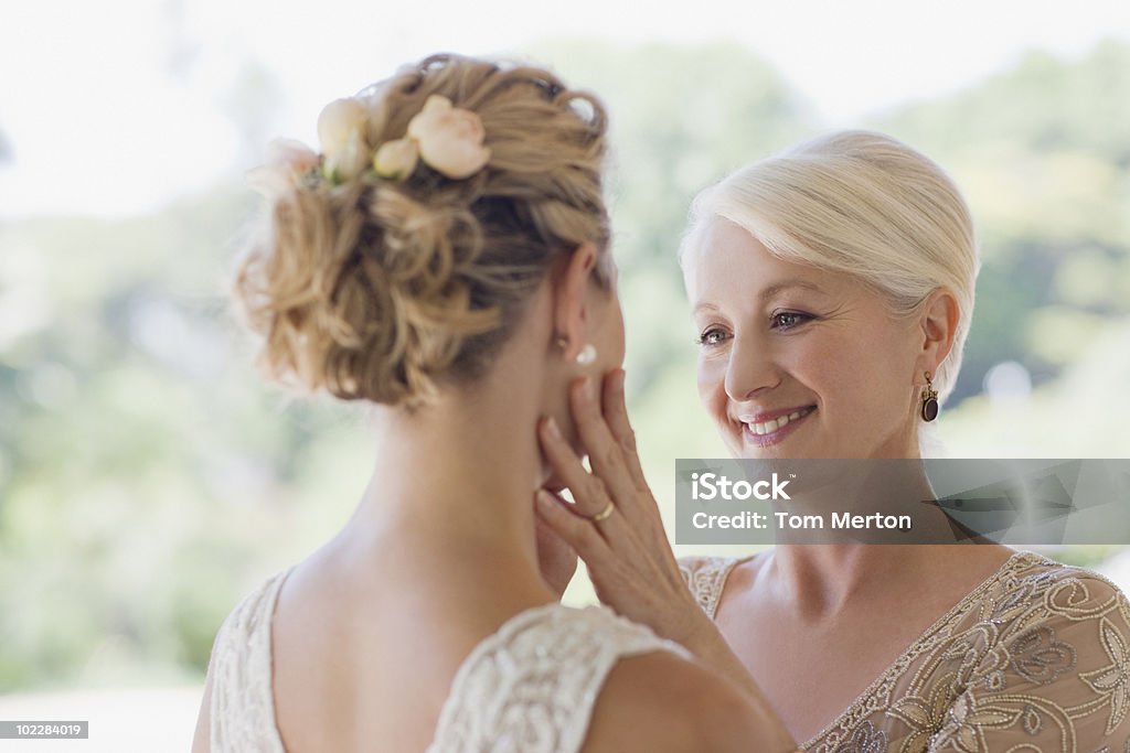Mutter berühren Braut Gesicht - Lizenzfrei Hochzeit Stock-Foto