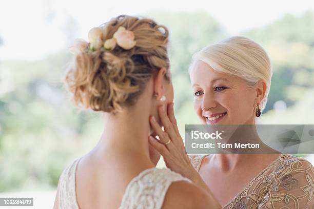 Mutter Berühren Braut Gesicht Stockfoto und mehr Bilder von Hochzeit - Hochzeit, Mutter, Braut