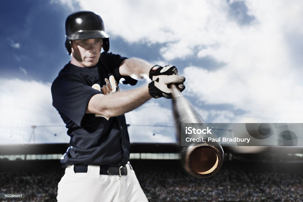 Giocatore di baseball oscillare Mazza da baseball - Foto stock royalty-free di Baseball