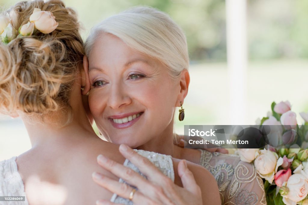 Mãe abraçando noiva - Foto de stock de Casamento royalty-free