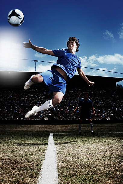 giocatore di calcio calciare pallone da calcio - skill vitality agility strength foto e immagini stock
