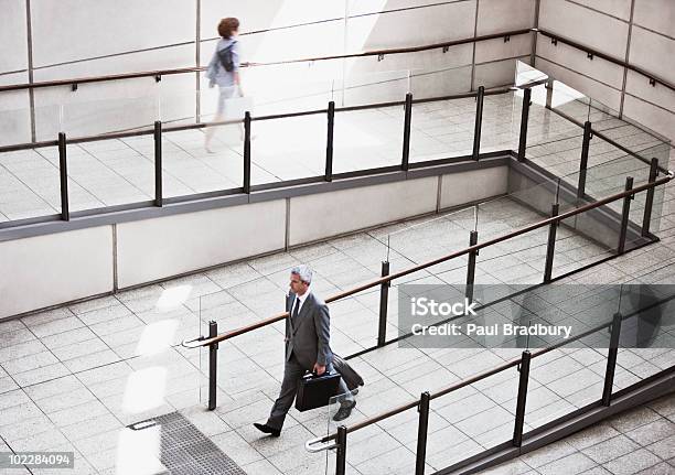 Las Personas De Negocios Caminando En La Rampa Foto de stock y más banco de imágenes de Sídney - Sídney, Aeropuerto, 30-39 años