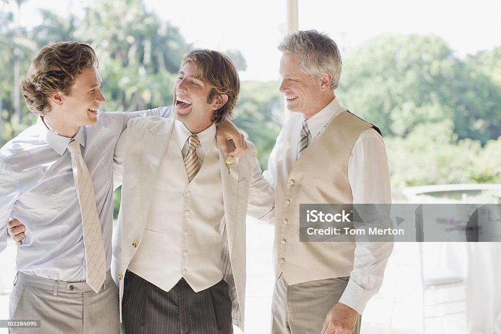 Futur marié et ses garçons d'honneur près du corps - Photo de Mariage libre de droits
