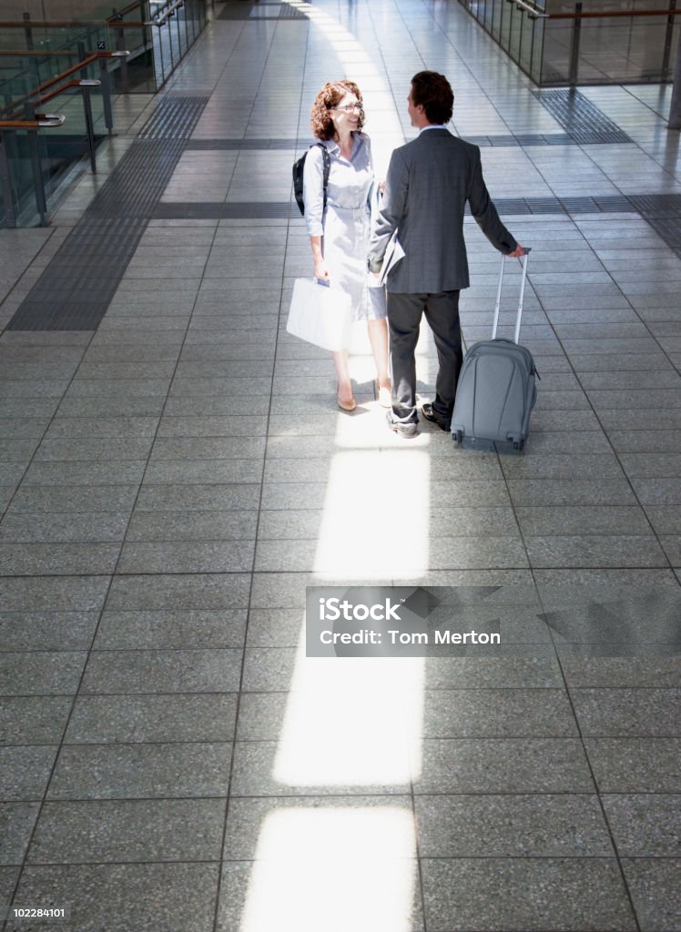 Empresarios hablando en la estación de tren - Foto de stock de Dos personas libre de derechos