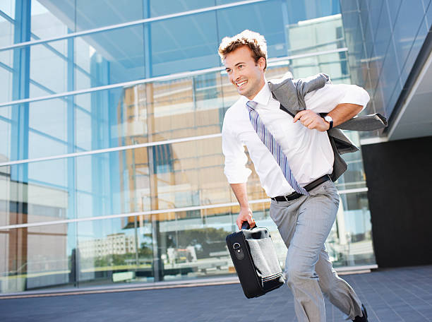 ejecutivo corriendo con maletín - afterwork business fotografías e imágenes de stock