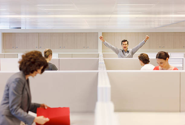 бизнесмен радость в офисное разделение - cheering business people group of people стоковые фото и изображения