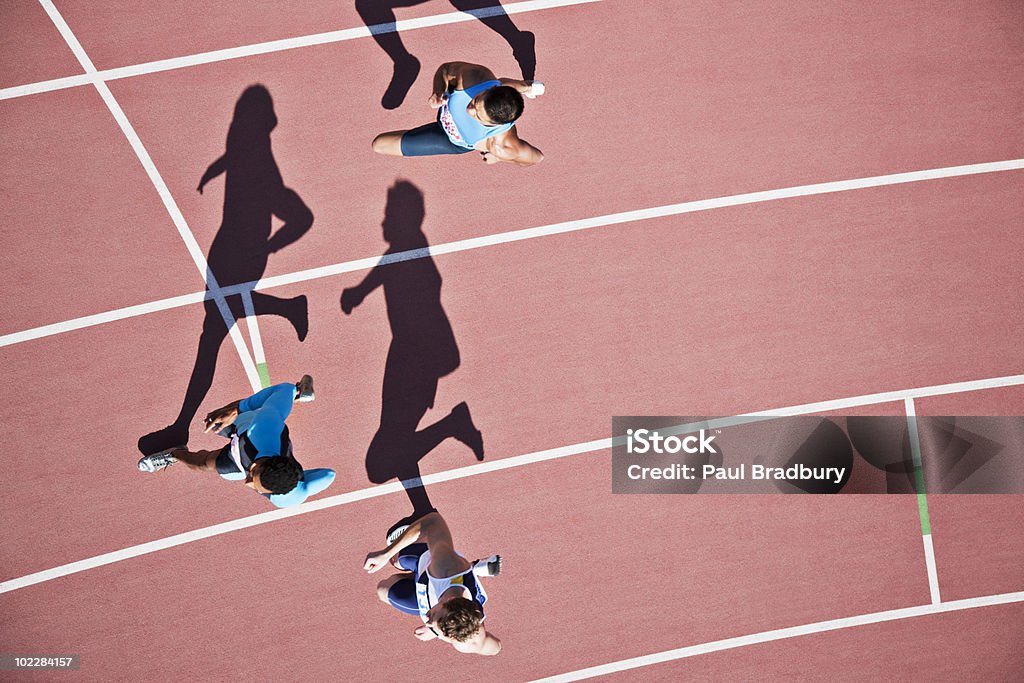 Les coureurs en compétition sur la piste - Photo de Couloir d'athlétisme libre de droits