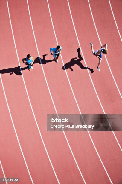 Photo libre de droit de Les Coureurs En Compétition Sur La Piste banque d'images et plus d'images libres de droit de Couloir d'athlétisme - Couloir d'athlétisme, Vue en plongée, Athlétisme