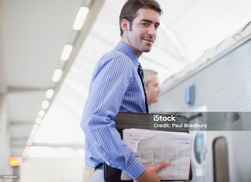 Empresario esperando tren en la estación de tren - Foto de stock de Andén de estación de tren libre de derechos