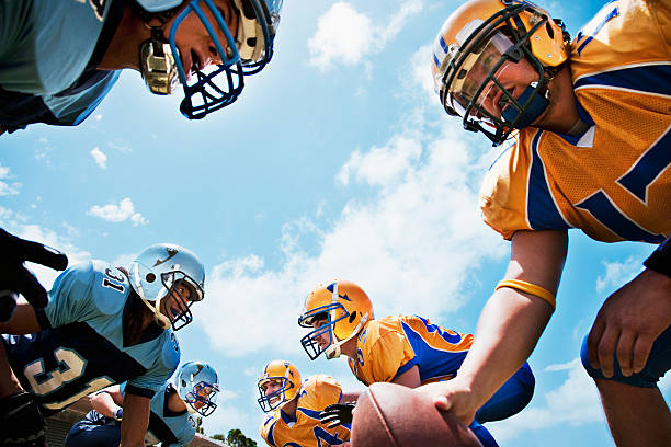 jogadores de futebol a preparar para jogar futebol - american football imagens e fotografias de stock