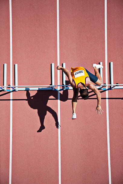 saut sur la piste de course de haies - hurdle competition hurdling vitality photos et images de collection