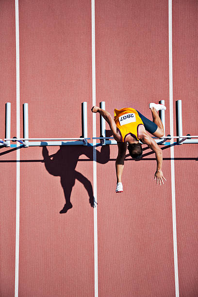 corredor de saltar obstáculos na pista - hurdle competition hurdling vitality - fotografias e filmes do acervo