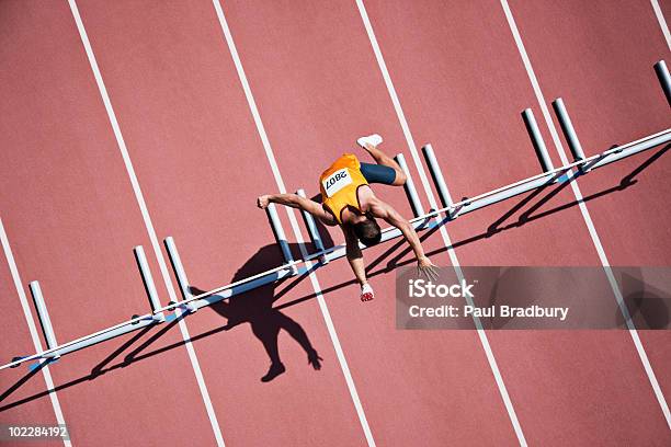 Runner 뛰어내림 장애물 On Track 스포츠에 대한 스톡 사진 및 기타 이미지 - 스포츠, 허들, 허들링