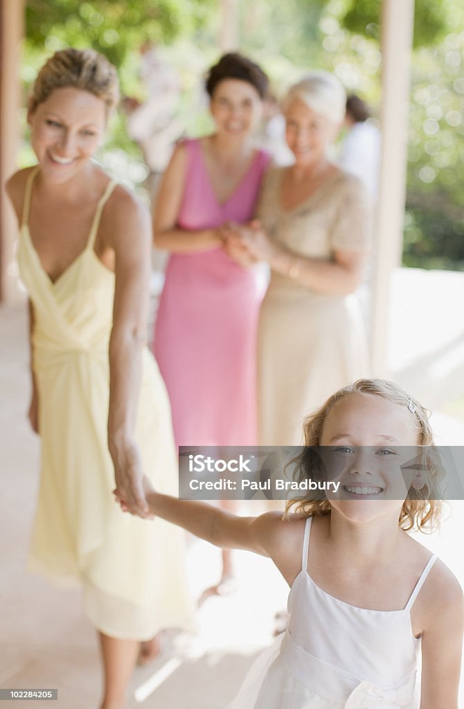 Lächelnd Mädchen ziehen Frau mit der hand - Lizenzfrei Hochzeitsgast Stock-Foto