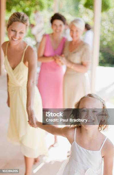 Lächelnd Mädchen Ziehen Frau Mit Der Hand Stockfoto und mehr Bilder von Hochzeitsgast - Hochzeitsgast, 30-34 Jahre, 35-39 Jahre