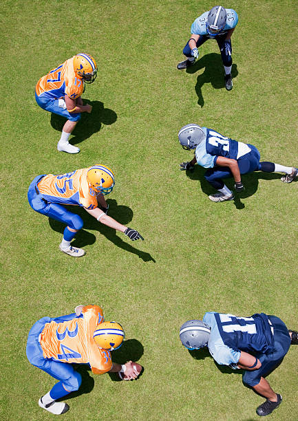 jogadores de futebol americano jogando futebol - offensive line - fotografias e filmes do acervo