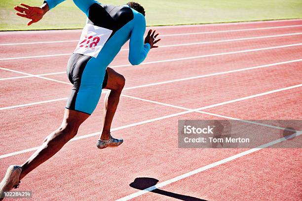 Runner Corrida De Velocidade Em Pista - Fotografias de stock e mais imagens de Pista de Corrida - Pista de Corrida, Correr, Atletismo