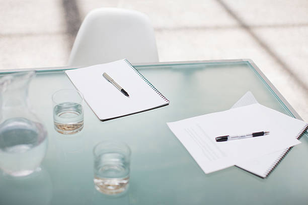 blocos de notas e caneta na mesa de reunião - note pad desk office meeting imagens e fotografias de stock
