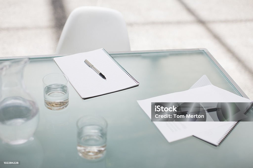 Блокноты и ручки на стол для совещаний - Стоковые фото Письменный стол роялти-фри