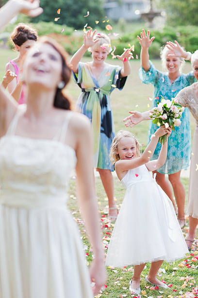 novia tirando bouquet en una recepción de bodas - flower toss fotografías e imágenes de stock