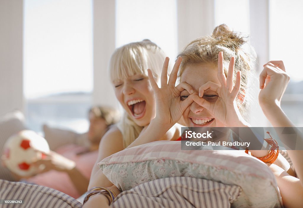 Verspielte Frauen machen Gesichter - Lizenzfrei Fröhlich Stock-Foto