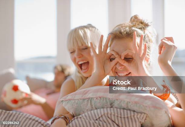 Verspielte Frauen Machen Gesichter Stockfoto und mehr Bilder von Fröhlich - Fröhlich, Lachen, Frauen