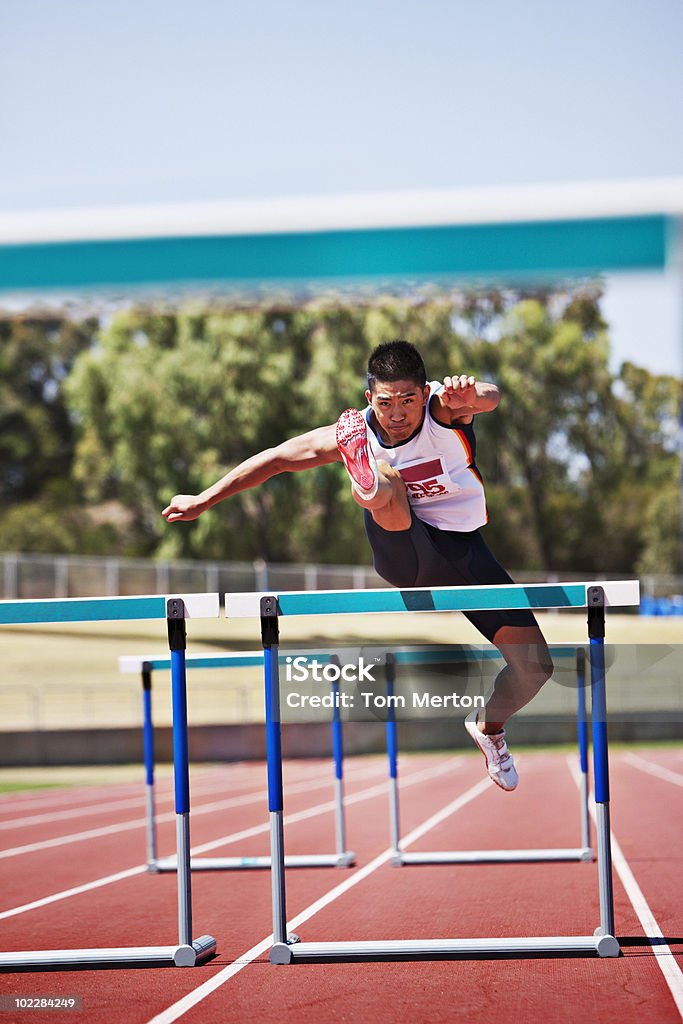 Salto obstáculos on track Runner - Foto de stock de Vallas - Evento de atletismo libre de derechos