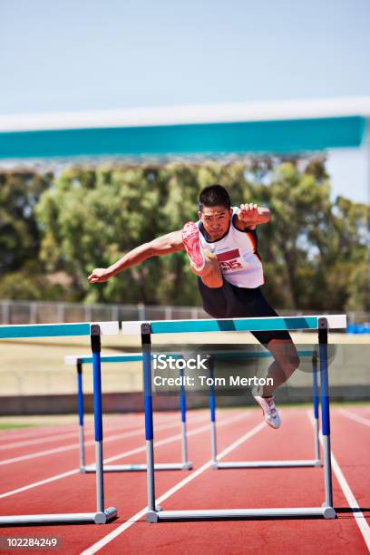 Salto Obstáculos On Track Runner Foto de stock y más banco de imágenes de Vallas - Evento de atletismo - Vallas - Evento de atletismo, Valla - Artículos deportivos, Pista de atletismo