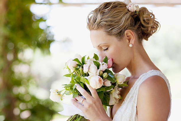 нюхать букет невесты - bride bouquet стоковые фото и изображения