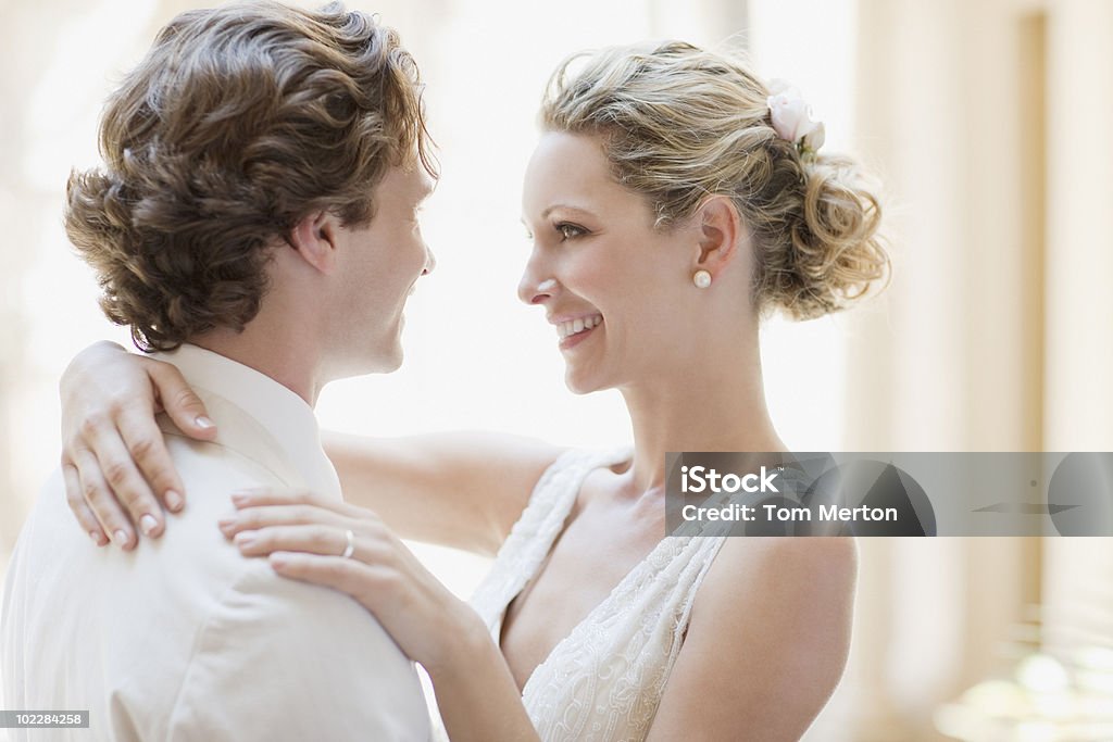 Brautpaar umarmen - Lizenzfrei Hochzeitskleid Stock-Foto