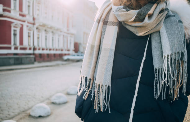 giovane donna che indossa una grande sciarpa di lana in città - single lane road foto e immagini stock