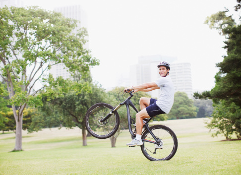 Hombre montar bicicleta en el parque urbano photo