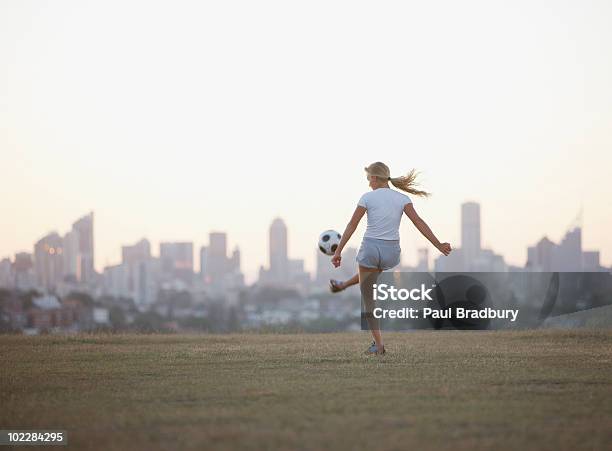 Frau Treten Fußball In Städtischen Park Stockfoto und mehr Bilder von Fußball - Fußball, Frauen, Fußball-Spielball