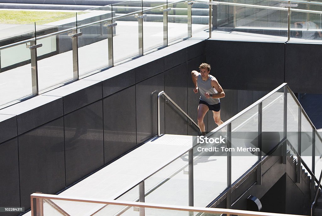 Homem subir escadas Urbana - Royalty-free Correr Foto de stock