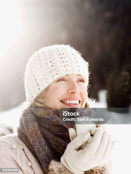 Mujer Bebiendo Café Al Aire Libre En La Nieve Foto de stock y más banco de imágenes de Invierno - Invierno, Vapor, Café - Bebida