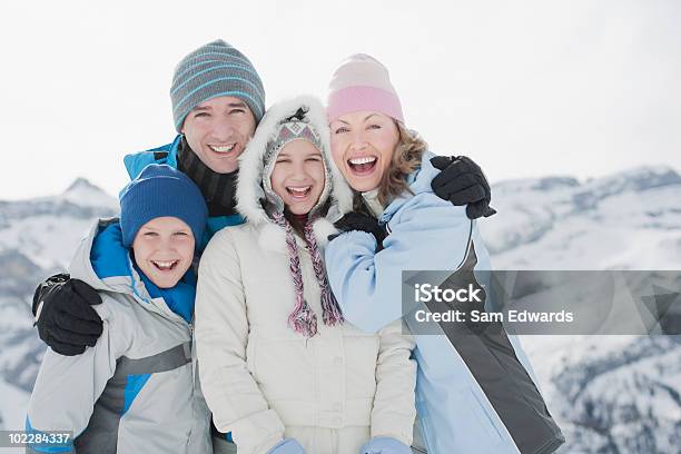 Famiglia Abbracciare Allaperto Nella Neve - Fotografie stock e altre immagini di Inverno - Inverno, Ridere, Persone