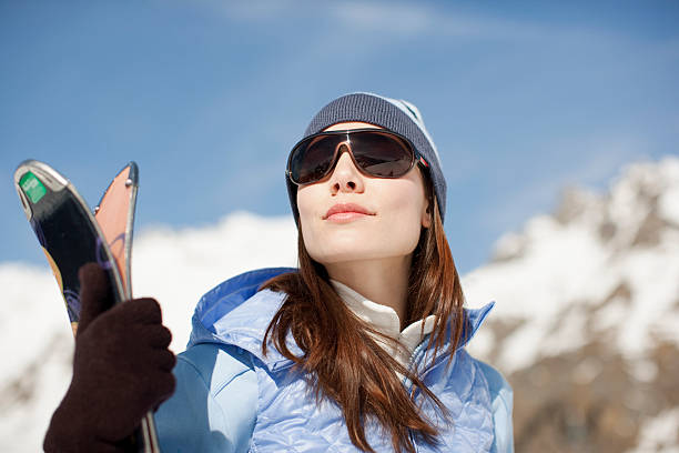 frau stehend mit skier - ski winter women skiing stock-fotos und bilder