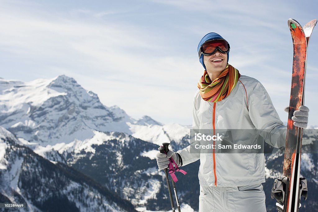 Hombre en la montaña holding acuáticas - Foto de stock de Esquí - Artículo deportivo libre de derechos