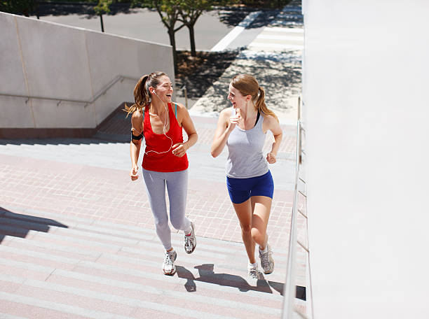 amigos corriendo con escalera urbano - staircase running moving up jogging fotografías e imágenes de stock