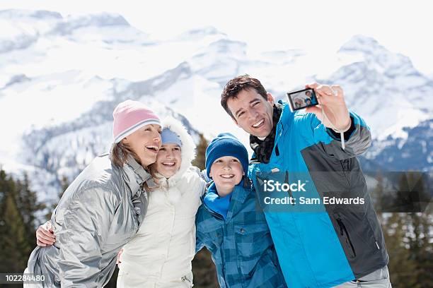 Famiglia Prendendo Autoritratto Con Neve - Fotografie stock e altre immagini di Famiglia - Famiglia, Inverno, 10-11 anni