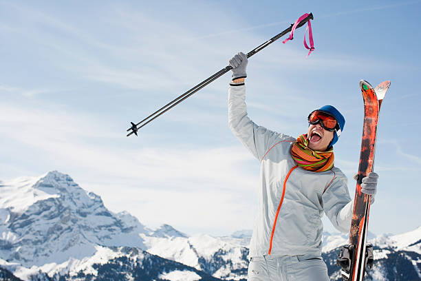 jubeln mann hält skier und skistöcken ausgestattet - clothing anticipation central europe switzerland stock-fotos und bilder