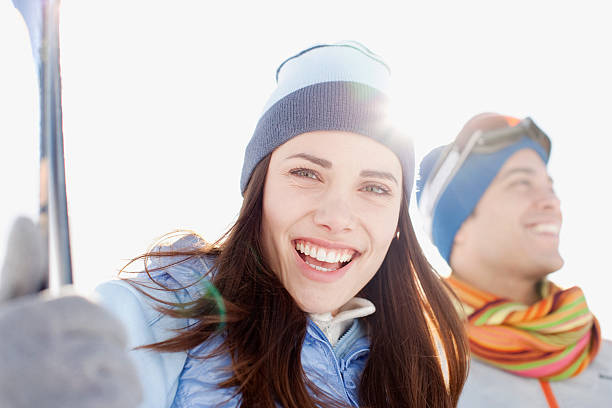 paar holding skier - clothing anticipation central europe switzerland stock-fotos und bilder