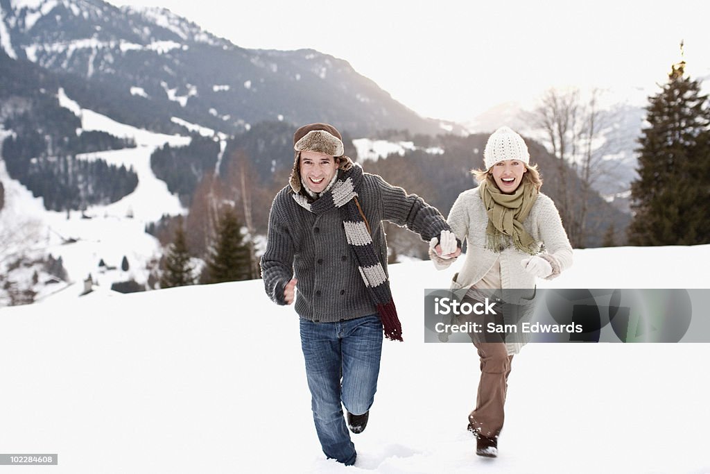 Casal correr ao ar livre na Neve - Royalty-free Inverno Foto de stock